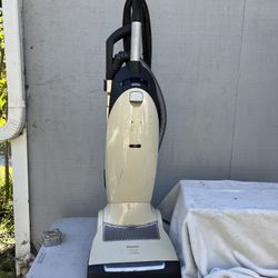 Miele Upright Vacuum Made In Germany Tested Works Great! 