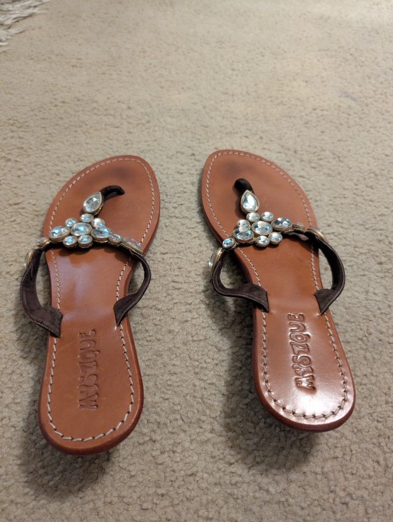 Beautiful Mystique flat sandals
