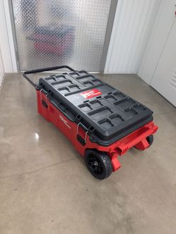 MILWAUKEE® PACKOUT™ Rolling Tool Chest