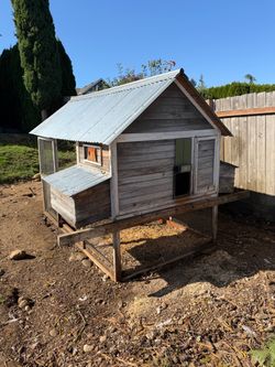 Chicken coop with enclosed run
