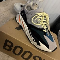 YEEZY BOOST 700