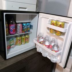 RCA 1.6 cu. ft. Compact Fridge (Black)