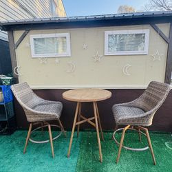2 Lounge Chairs with Table