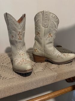 White Floral Embroidered Cowboy Boots