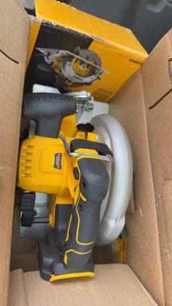 20-Volt MAX 7-1/4 in. Cordless Circular Saw (Tool Only)  – No Battery or Charger。