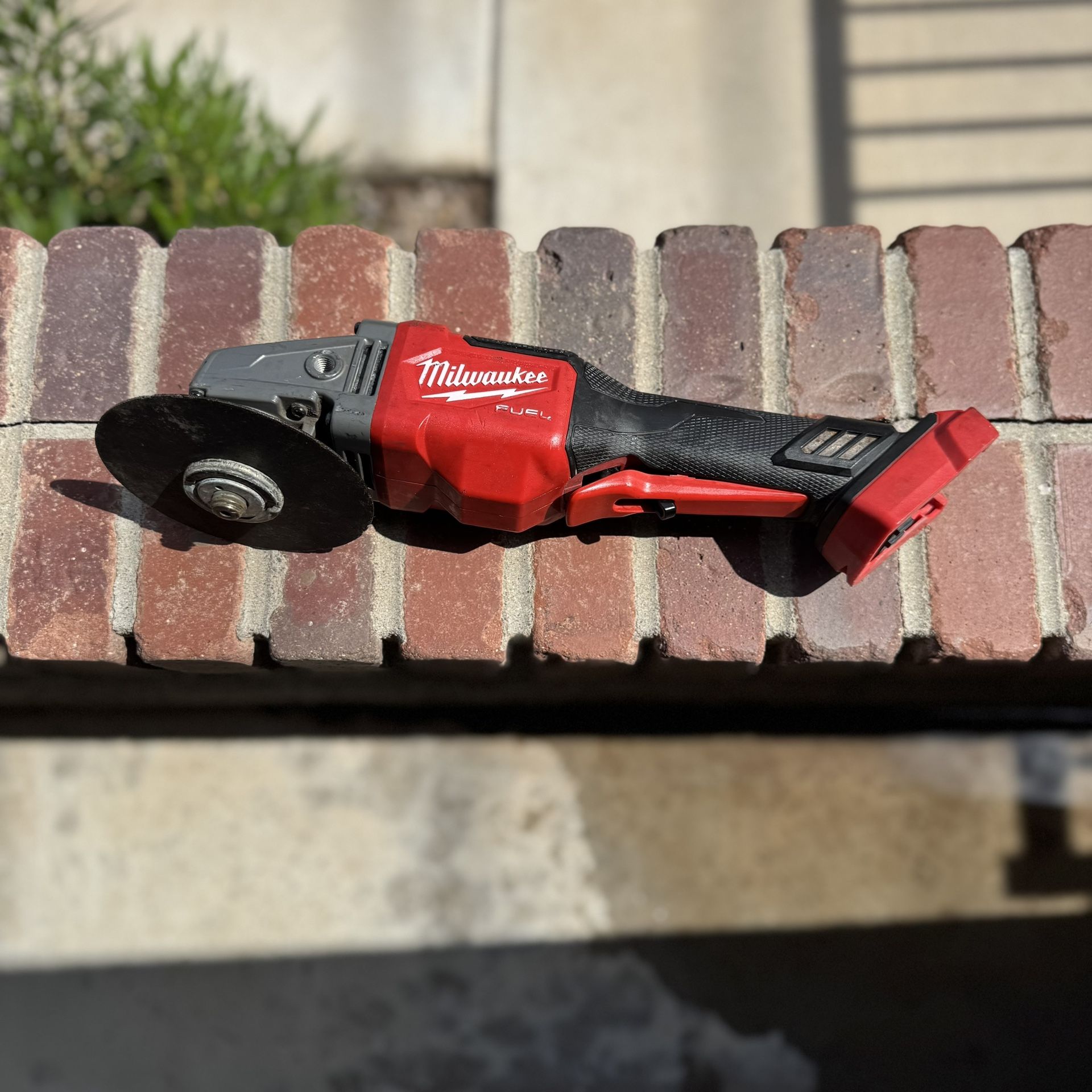MILWAUKEE M18 Fuel Brushless Braking Grinder (Tool Only)