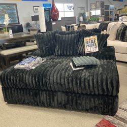 black sofa 🖤🙌🏼 $1,299