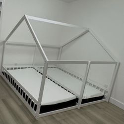 ✨ White House-Style Bed Frame – Excellent Condition ✨