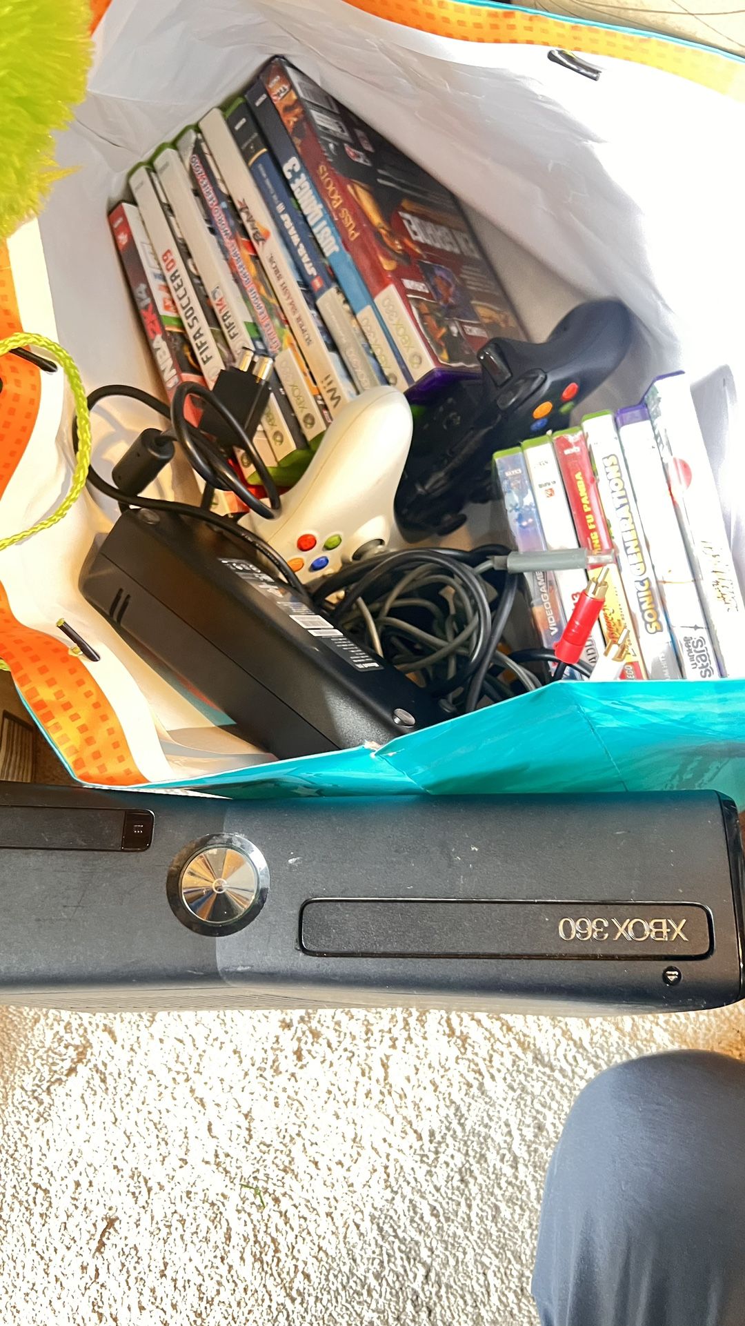 Xbox360 Connects With At Less 12 Games And Two Controllers