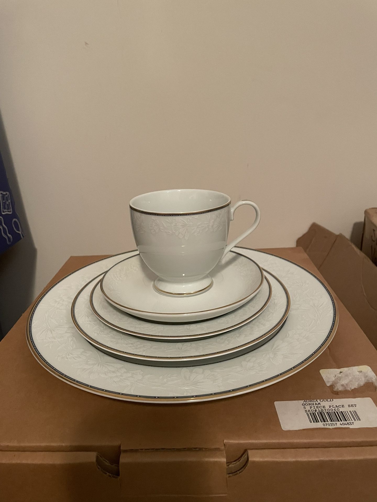 China Dinnerware - Gorham Adria Gold - 5 Piece Place Set.