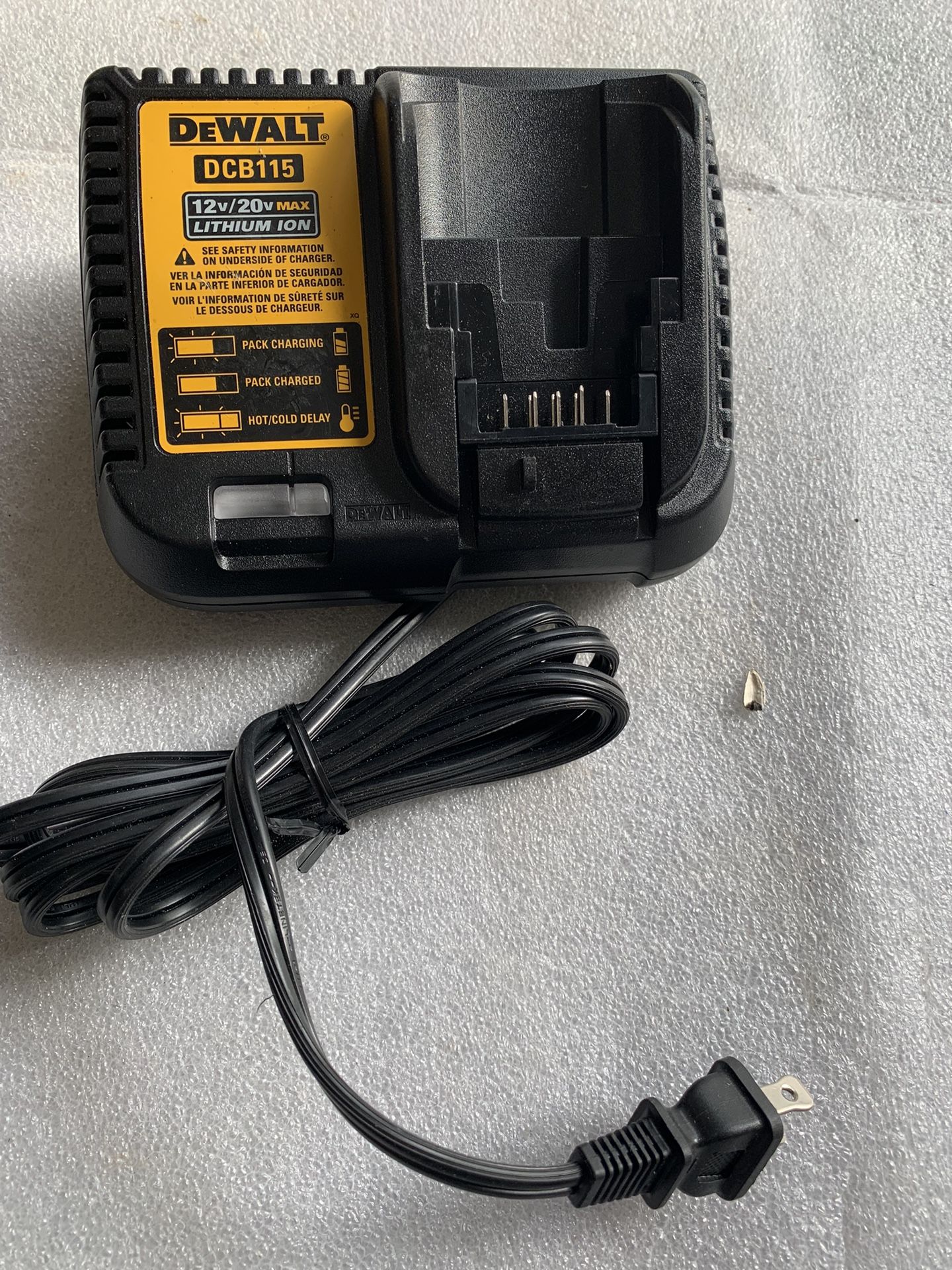 DEWALT 20V MAX* Charger (DCB115)