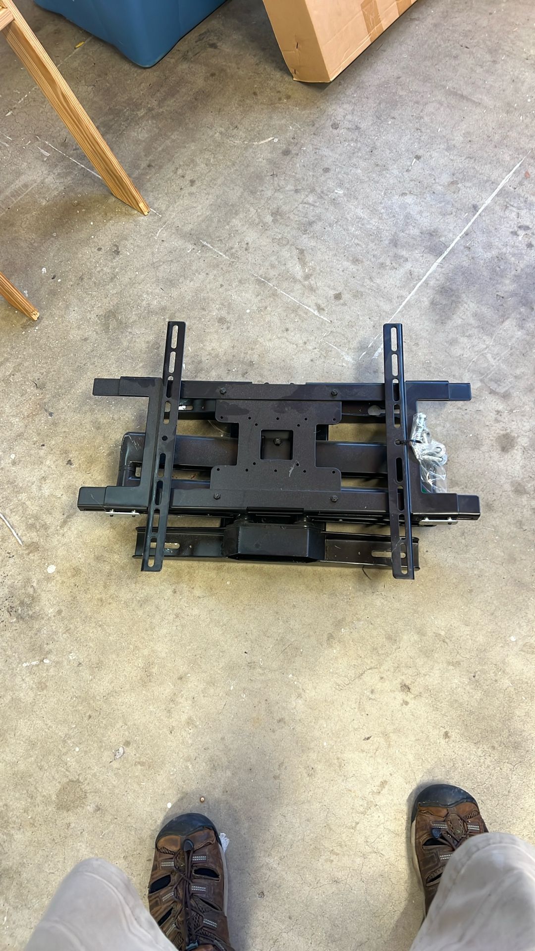 TV MOUNTING BRACKET 