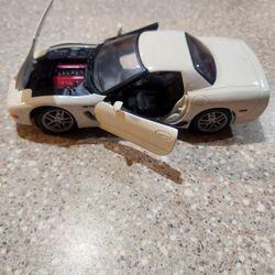2002 Chevy Corvette Z06 Maisto 1/24 Diecast - White