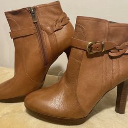 Banana Republic~ ankle boots brown size 6.5 zipper, heels 4 1/2”