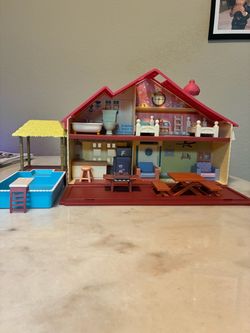 Bluey Family Home  & BBQ Playhouse 4 rooms, fold-down patio,