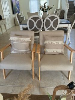 2  sillas de madera .