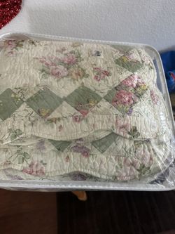 Queen Size Quilts, Sheets And Mattress Pad