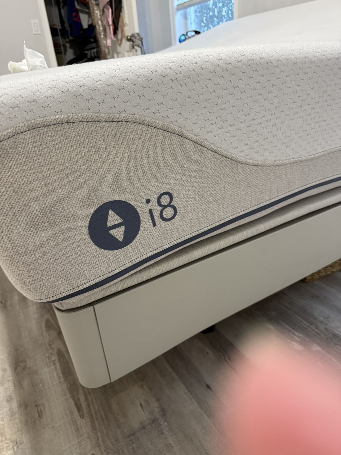 King Sized Sleep Number i8 Mattress And Adjustable Flex Frame