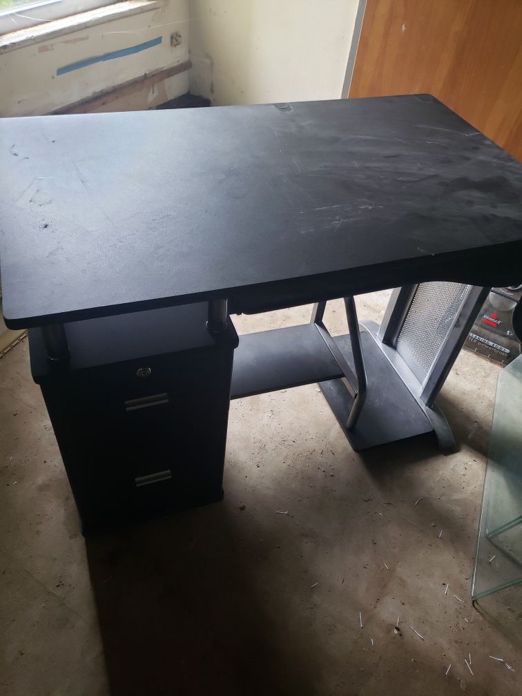 Computer desk with drawers and lock