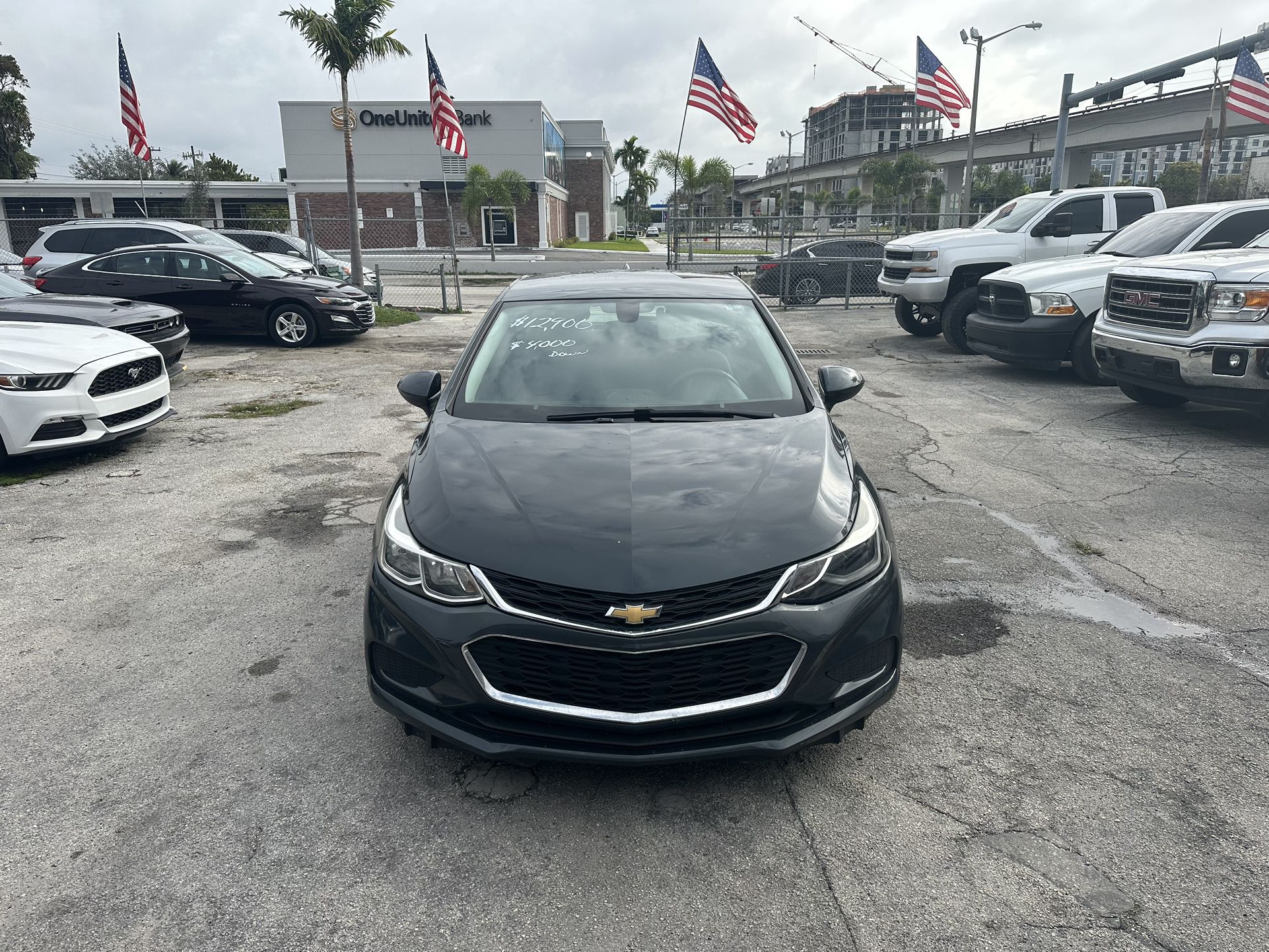 used 2018 chevrolet cruze - front view 3