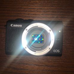 Canon eos M200