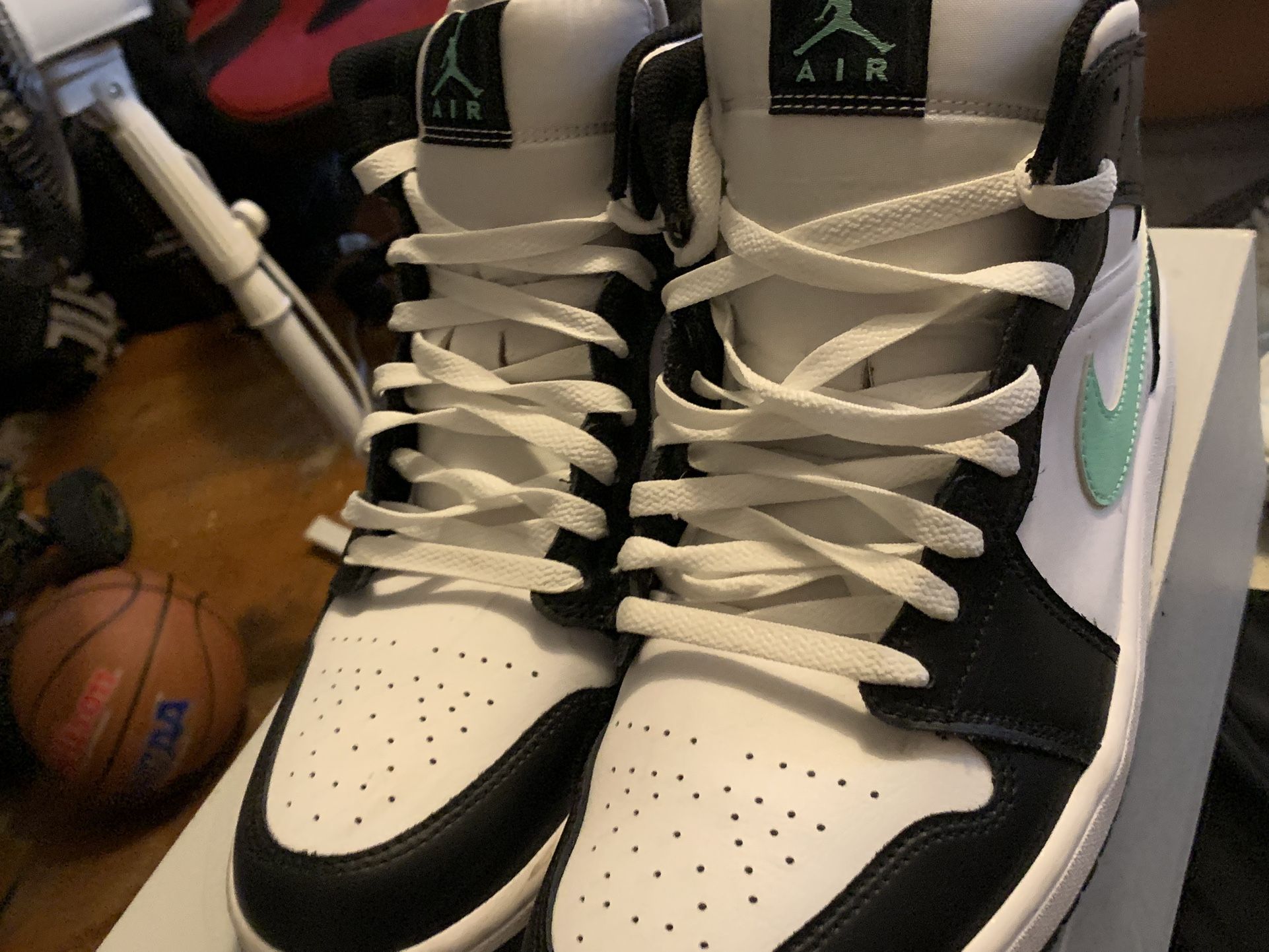 Nike Air Jordan Mid 1 Green Glow / Black White Green 