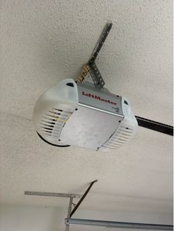 Garage door opener LiftMaster con riel y motor – funcionando