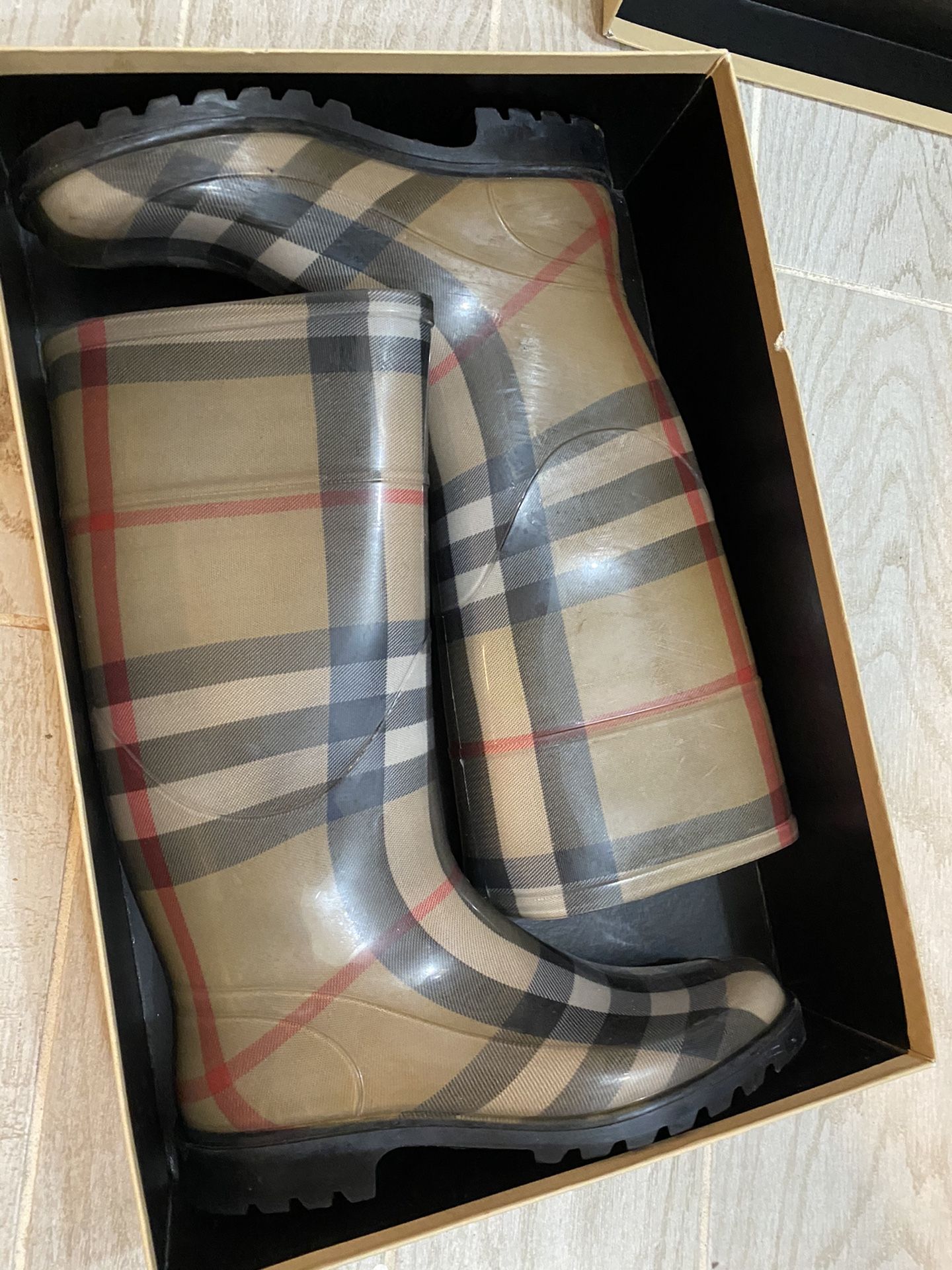 Burberry rain boots size 39, US 8.5-9