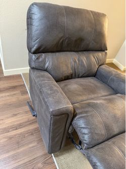 Brown Oversized Recliner Chair – Very Comfortable – Excellent Condition