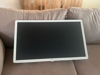 LG 32” Smart TV (1080p) with Remote & Wall Mount – Excellent Condition