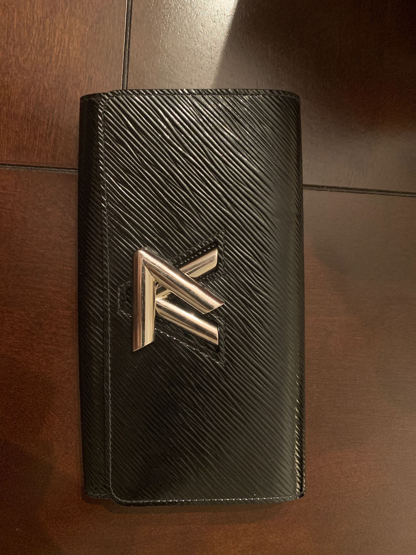 100% Authentic Louis Vuitton Twist Wallet retails for $1000