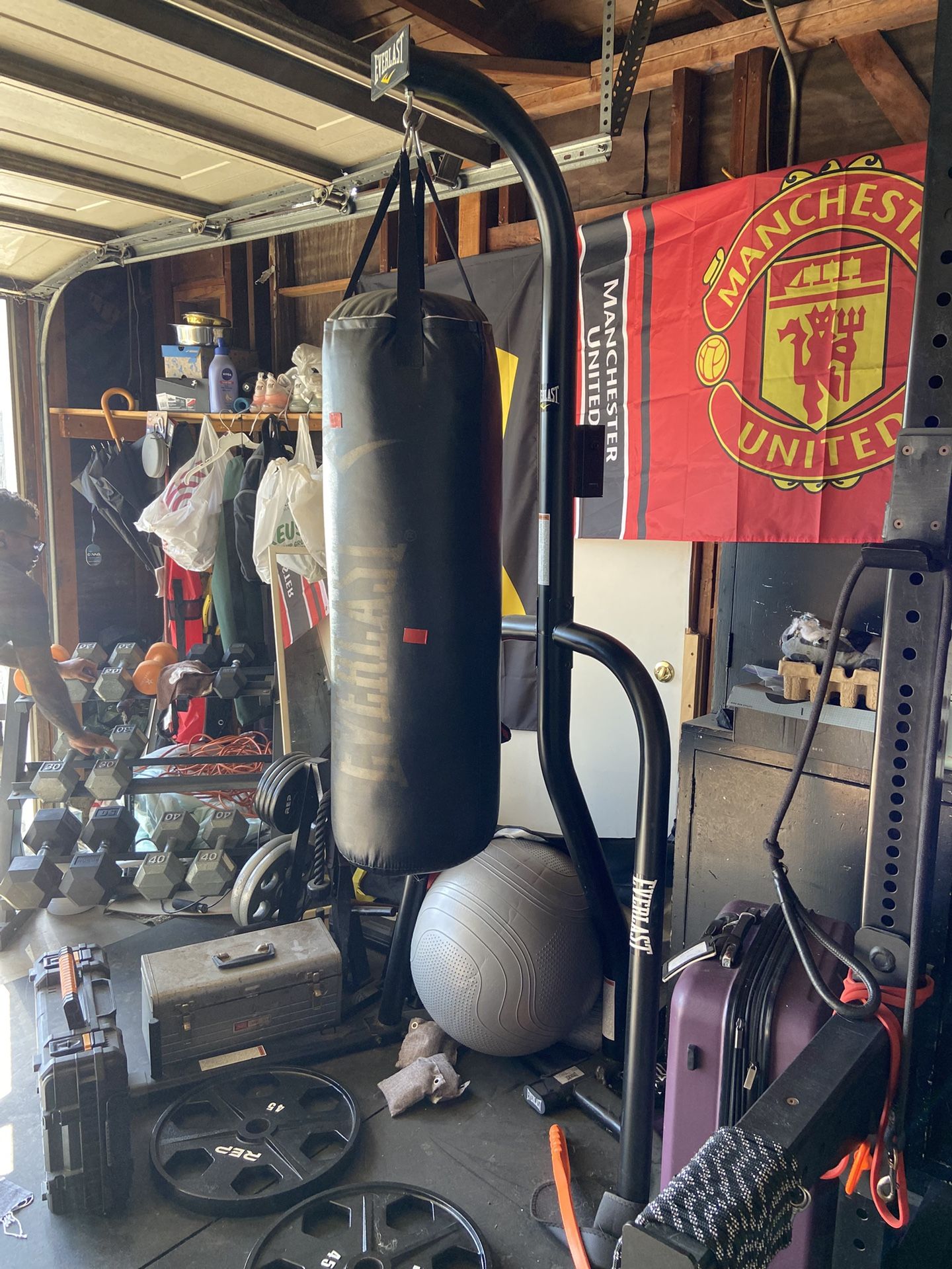 EVERLAST  PUNCHING BAG & STAND