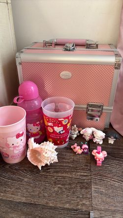 Big box with hello kitty cups and figures