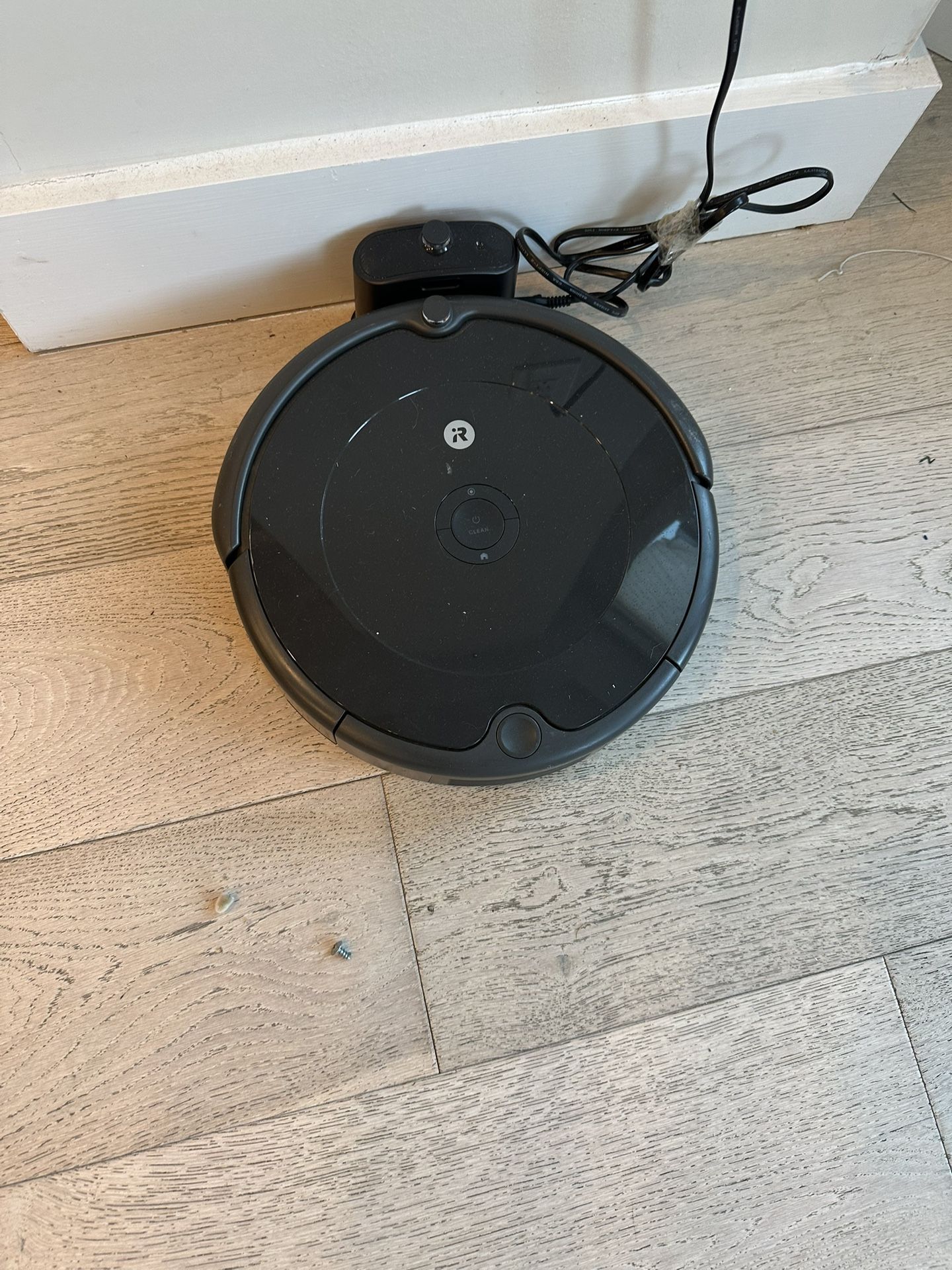 🤖 Roomba Vac Essential Robot Vacuum – Great Condition!