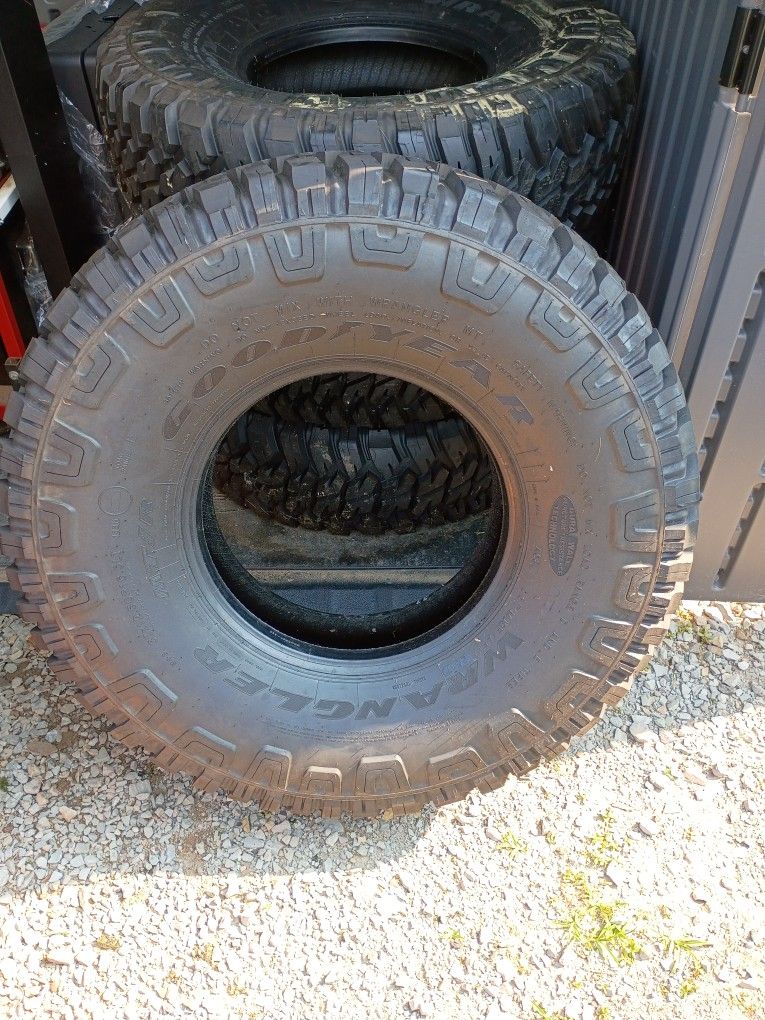 37 x 12.5 Goodyear Wrangler Tires