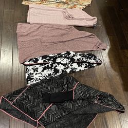 Women’s Sweaters Size L (5 Pieces) $15