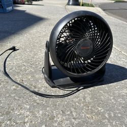 Honeywell round, spinning fan, can be angled but no rotation 