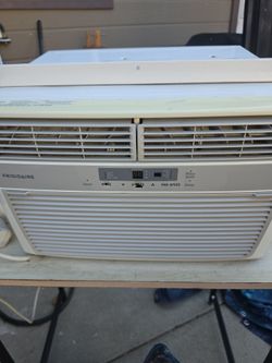 Air conditioner  Frigidaire 300 Window