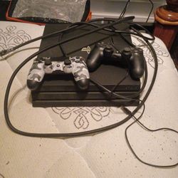 PS4 Pro. 3 Games. 2 Controlers