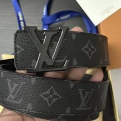 LV Initial size 46/115  belt black reversible 40mm slightly used i accept offers