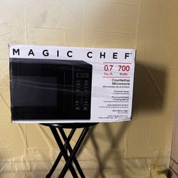 MAGIC CHEF 0.7CF MICROWAVE BLACK