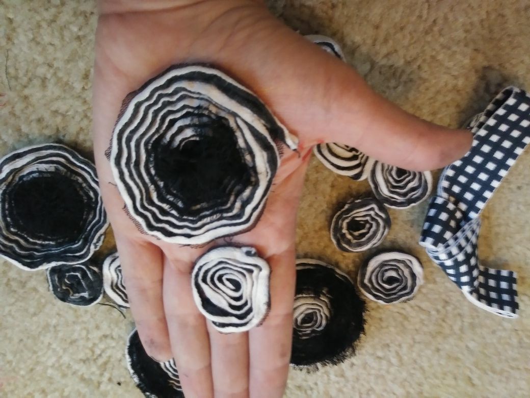 CRAFTING ROSETTES
