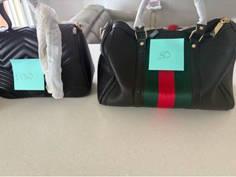 Cartera mk orijinal acompañada con su cosmetiquera  ,  y billetera