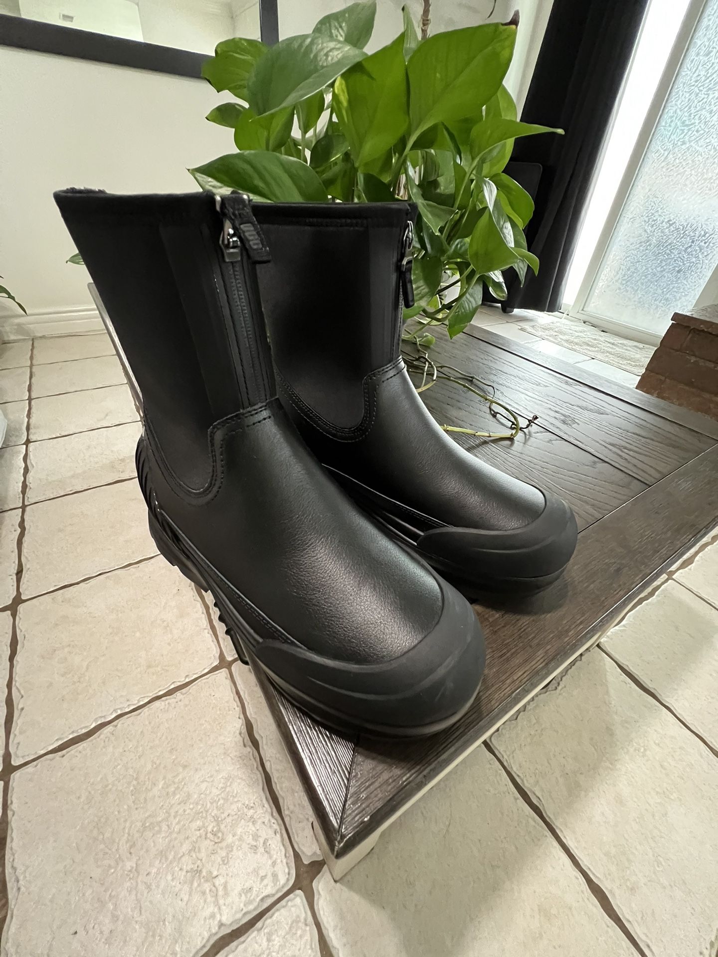 UGG Neumel X Zip Boot Black (Women's Size 9.5)