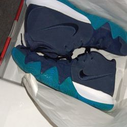 Kyrie 4s Sz 10.5