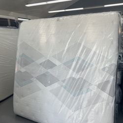 KING SIZE SIMMONS BEAUTYREST HARMONY LUX MATTRESS & BOX SPRINGS BED SET