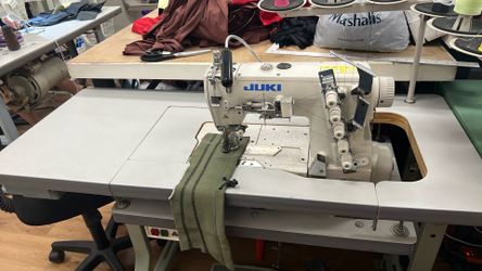 Se vende máquina industrialJuki cover stitch en perfecto estado