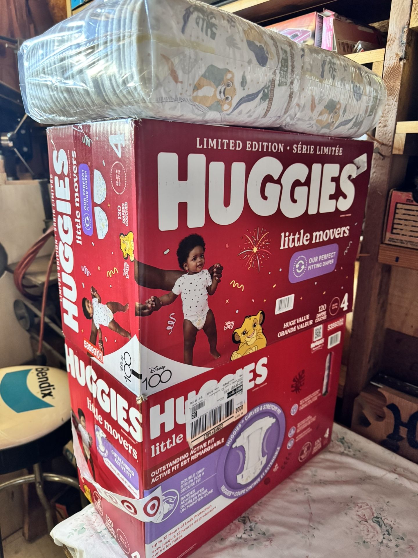 300 Diapers Huggies Little Movers - Size 4