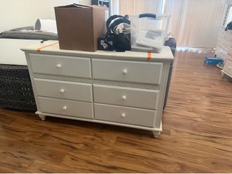Dresser comes with mirror