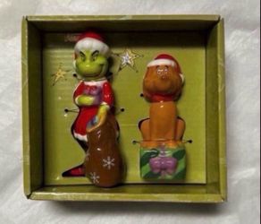 NEW DR.SEUSS MR GRINCH SALT & PEPPER SHAKERS
